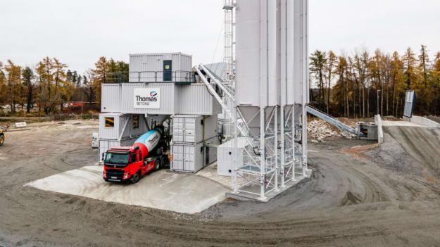 Den första betongen på väg att köras ut från den nya fabriken i Västerås.