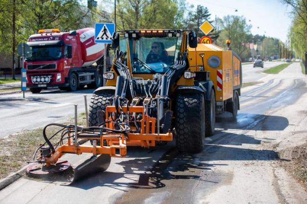 Sandupptagning på gång- och cykelvägen.