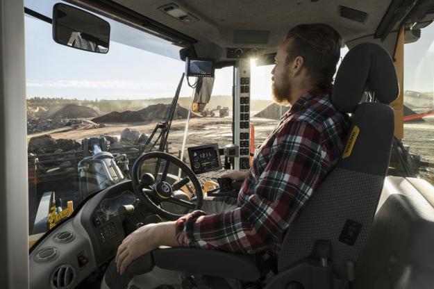 Volvo CE:s unika Volvo Co-Pilot-monitor finns nu för fler maskiner – från L60H upp till L350H. Den 10-tums pekskärmen i hytten ger åtkomst till flera Load Assist-applikationer (beroende på maskinmodell) som syftar till att optimera förarprestanda och platseffektiviteten.