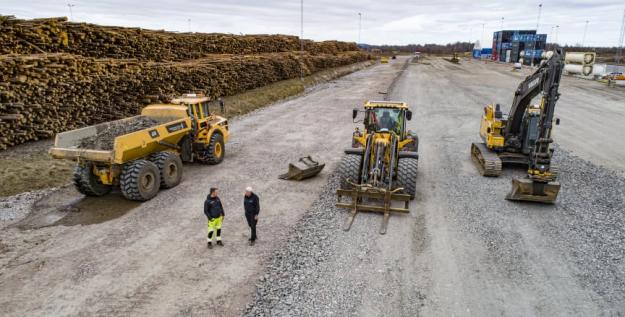 Flygvy över några av de Volvomaskiner som företaget har i sin maskinflotta.