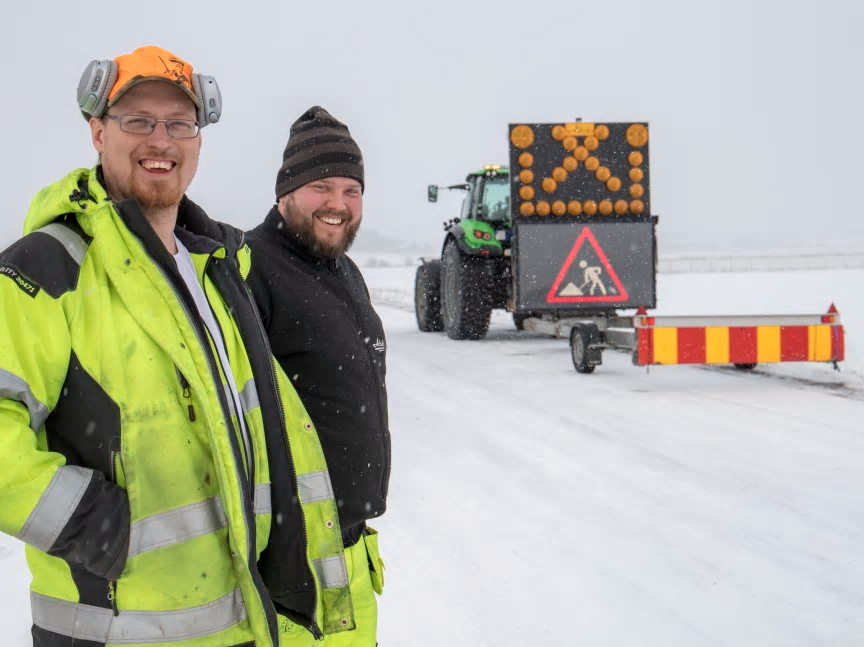 TMA-vagnen har påkörningsskydd och används både som skydd vid arbete med den andra traktorn, och som jourresurs vid olyckor eller andra vägarbeten. På bilden Andreas Söderkvist och David Alriksson.