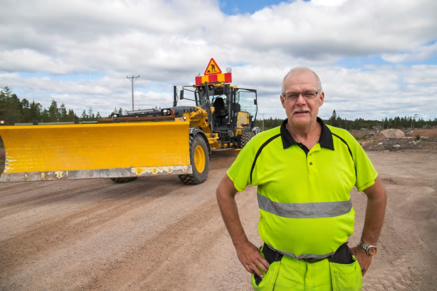 Tage Haltorp valde att skjuta på pensionen när arbetsgivaren köpte in en Komatsu GD675.