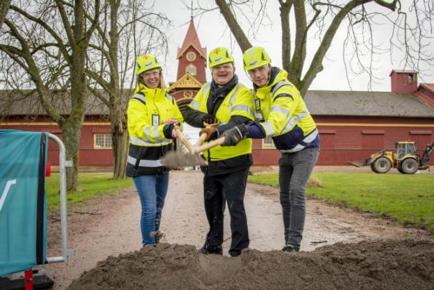 Från v. i bild: Marie Hafström, byggledare IP-Only, Stefan Pettersson (M), ordförande i samhällsbyggnadsnämnden och Pontus Borg, platschef NCC, markerade starten för andra etappens fiberutbyggnad.