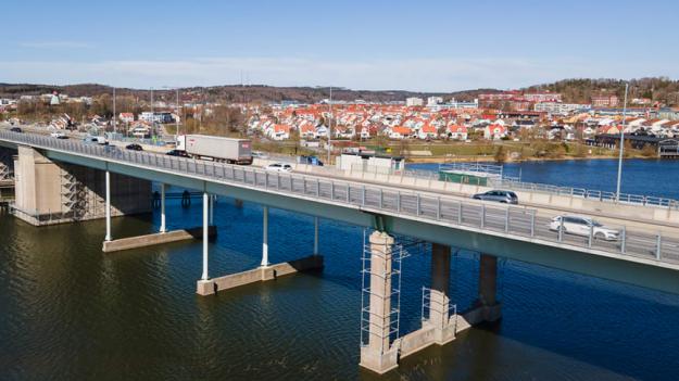 1 017 klara och frostblå transparenta akrylskivor monteras på den 12,5 meter höga bron.
