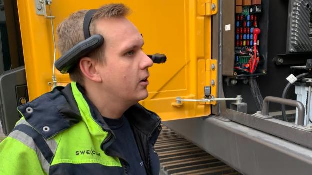 Jonatan Ericsson, servicetekniker hos Swecon i Västerås, testar handsfree-lösningen.