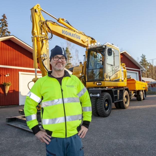 Niklas Zetterlund håller sin Komatsu PW148-11 i perfekt skick.