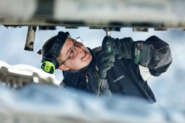 Emma föredrar att skruva ute i fält. Här i arbete på undervagnen på en Volvo EC700C grävmaskin.