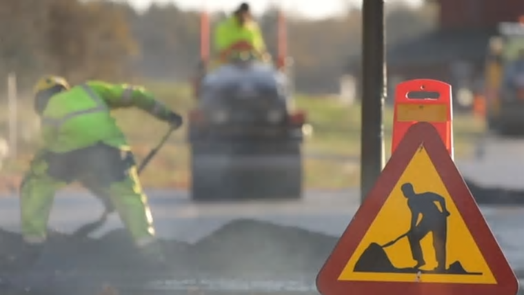 Det finns en utbredd otrygghet bland de som jobbar på och vid väg. Det visar en statlig undersökning från Transportstyrelsen.