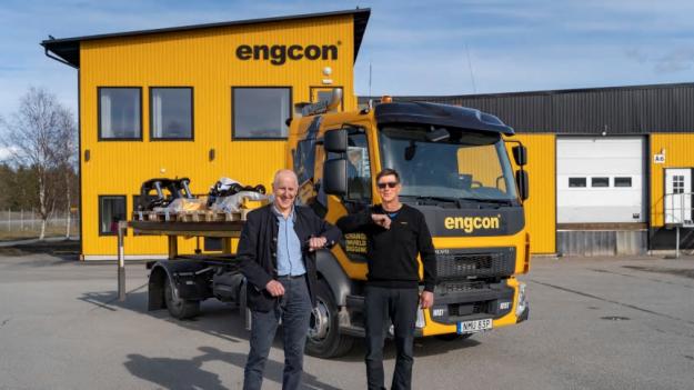 Bob Persson, VD och ägare av Wist Last & Buss, och Stig Engström, Engcons grundare och ägare, framför den nya specialutrustade lastbilen.