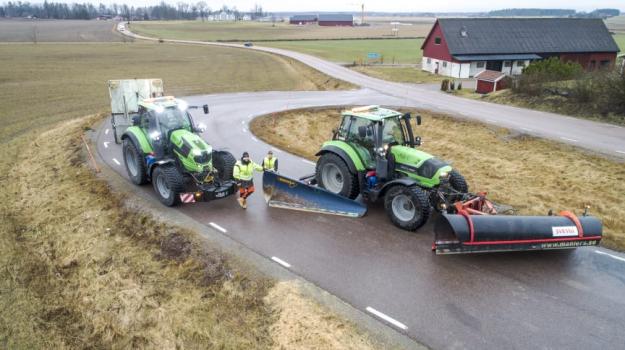 Två Deutz-Fahr-traktorer är en viktig del av maskinparken hos Alriks Entreprenad i Sala. Traktorerna används för drift- och underhåll av väg under alla årstider.