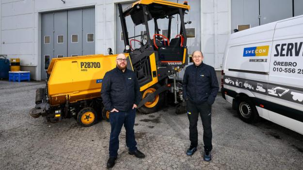 Jerry Tillberg och Tommy Wahlsten med Volvo P2870D asfaltläggare.