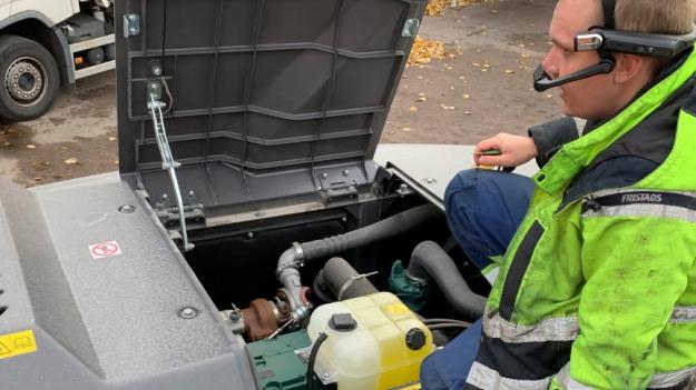 En lösning som testas av Swecon är en handsfree-lösning med inbyggd kamera, skärm och mikrofon som kan användas vid reparationer och underhållsarbeten.