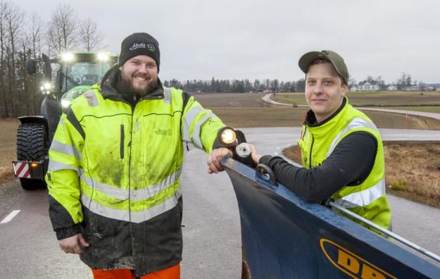 David Alriksson och Oskar Hallsten tycker att lösningen med traktor som redskapsbärare fungerar bra. Dessutom innebär det bättre arbetsmiljö och lägre bränsleförbrukning, än vid körning med hjullastare.