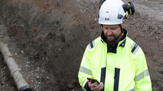 Kontoret i fält! Appen GeoDig förenklar för gräventreprenörer att ha koll på ledningsanvisningar vid grävarbeten.