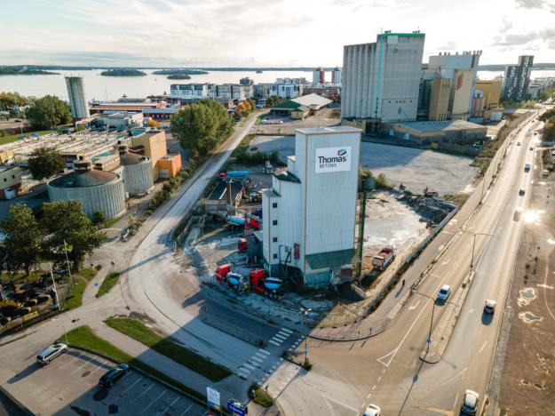 Sveriges äldsta betongfabrik i drift lämnar nu plats för utveckling av Mälarportsområdet i Västerås.