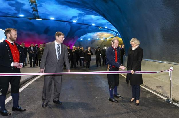 Fv. Den färöiska finans- och transportministern Jørgen Niclassen klipper bandet och öppnar Eysturoy-tunneln tillsammans med borgmästare Annika Olsen i Tórshavn, längst till vänster vd Teitur Samuelsen från kunden EST