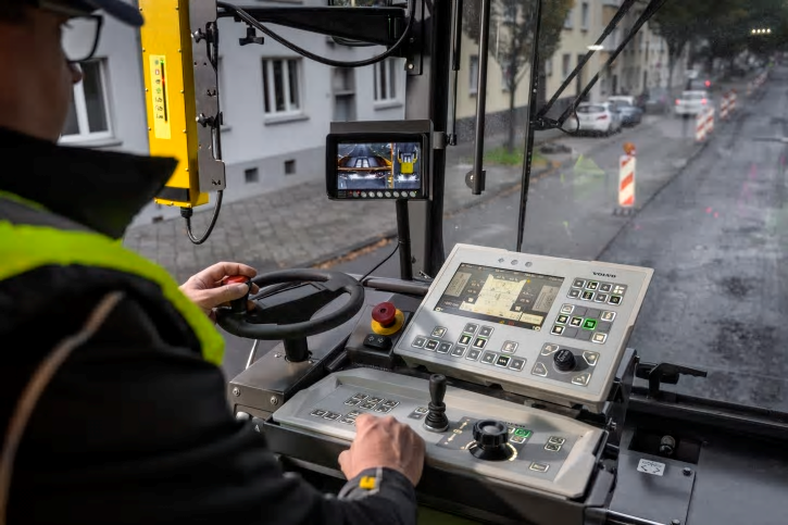 Volvo CE har satt kontrollen i förarnas händer genom att skapa lättanvända funktioner som EPM3-systemet (Electronic Paver Management). EPM3-systemets styrknappar är konsoliderade och ordnade i fågelperspektiv, så att föraren vägleds genom de enskilda arbetsfunktionerna på ett intuitivt sätt.