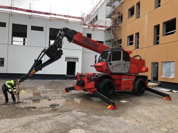 Adam når utan problem upp till taket på fyravåningsbygget, även med kätting i toppen.