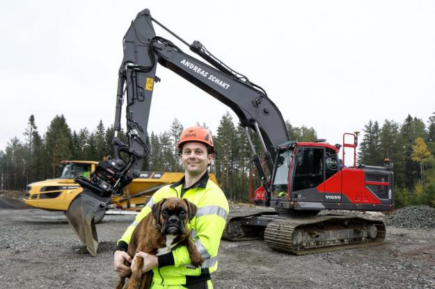 Andreas Persson framför sin nya Volvo EC250E grävmaskin.
