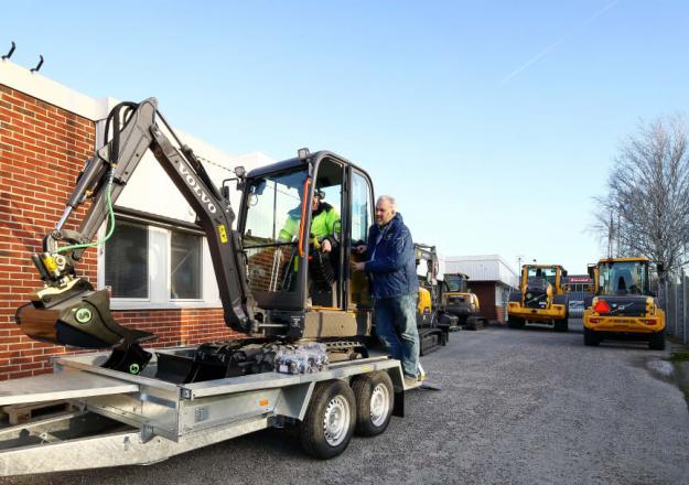Volvo EC18E, paket med skopsats och maskinsläp.