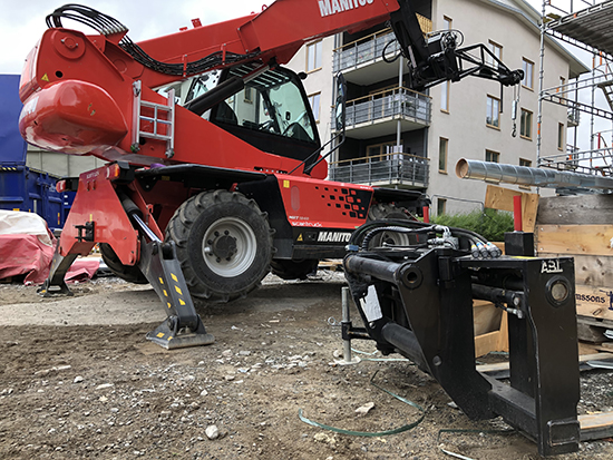 Med vajerspelet PT1500 och och hydrauliska gafflar som kan vridas 90 grader så klarar Fredrik Wester av de flesta uppgifterna på bygget.
