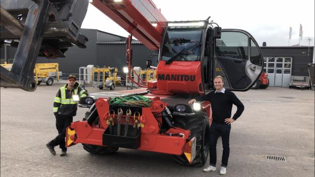 Maskinföraren Adam Karlsson på Molins Saxliftar AB i Kalmar samt Alexander Olofsson från Olofssons i Syd AB som är återförsäljare av Manitout åt Scantruck i sydöstra Sverige.