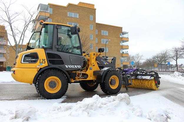 I februari 2022 inledde Stockholms stad testet av en Volvo L25 Electric från Swecon. Maskinen kommer att utvärderas under tre månader i stadsdelarna Hägersten-&Auml;lvsjö och Skärholmen.