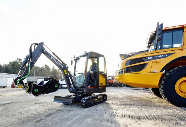 Volvo EC18E, paket med skopsats och maskinsläp.