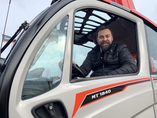 De allra första Manitou MT1840A har kommit till Scantruck AB och tas emot av marknadschefen på Scantruck AB, Peter Claesson. Fler är på väg och väntar på att sändas ut till väntande kunder som köpt maskinerna innan de ens kommit till Sverige.