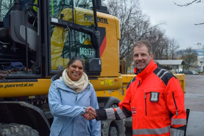 Emma Feldman (M), kommunstyrelsens ordförande i Järfälla, och Stefan Lifvergren, Projektutvecklingschef Veidekke Eiendom, på plats i Veddesta.
