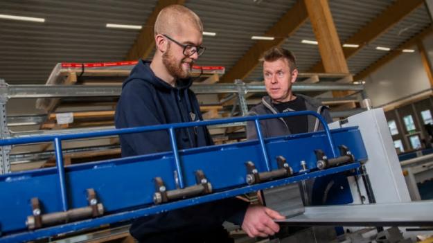 Loke Bodén (tv) är lärling hos TakTec i Falun och handleds av Mattias Nordlund (th). När Loke uppnått \