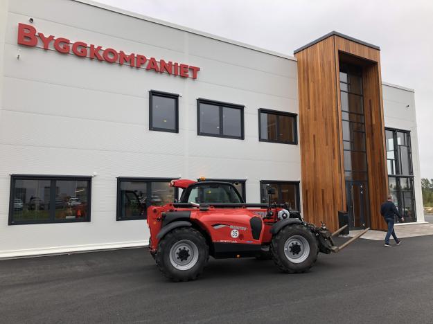 Byggkomapniets Manitou MT933 framför deras nybyggda huvudkontor i Nässjö.