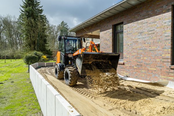 Weycor AR360-1 &auml;r en mindre hjullastare, endast 1,5 meter bred och 2,30 meter p&aring; h&ouml;jden och en vikt p&aring; cirka 2700kg. Trots det lyfter den hela 2200kg, vilket g&ouml;r den till ett riktigt kompetent litet muskelpaket.