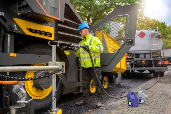 Volvo CE har även gjort det enkelt att rent fysiskt komma åt nödvändiga kontrollpunkter på P6870D ABG, vilket innebär snabbare och säkrare servicerutiner. Centralsmörjningspunkter och viktiga servicepunkter är smidigt placerade uppe på plattformen, medan bränsletanken, emulsionstanken och AdBlue-påfyllningsröret är åtkomliga från marknivå. För att underlätta hanteringen och underhållet av en hel maskinpark kan en och samma nyckel användas för att starta tändningen i alla maskiner och låsa upp alla serviceluckor.