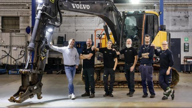 På Swecons anläggning i Torshälla firar man demonteringen av 300 Volvo anläggningsmaskiner.