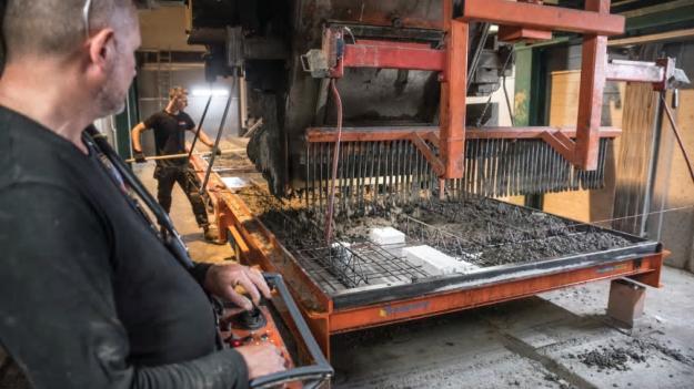 Byggelements fabrik i Ucklum växer i samband med satsningen på klimatsmarta betongelement.