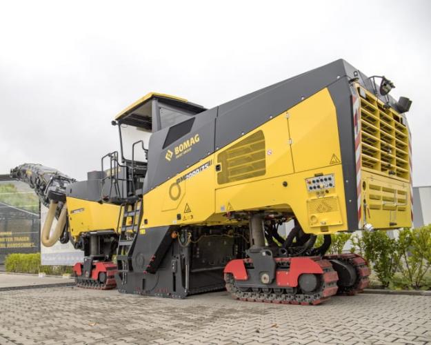 Asfaltsfräsar från Bomag har ett unikt dammskydd, som reducerar mängden farligt kvartsdamm vid fräsning med 80 procent. På bilden fräsen BM2000 med fräsbredd på två meter.