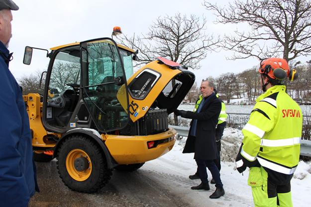 Personal från Swecon och Svevia demonstrerar den eldrivna kompakta hjullastaren Volvo L25 Electric för Stockholms stads trafikborgarråd Daniel Helldén.