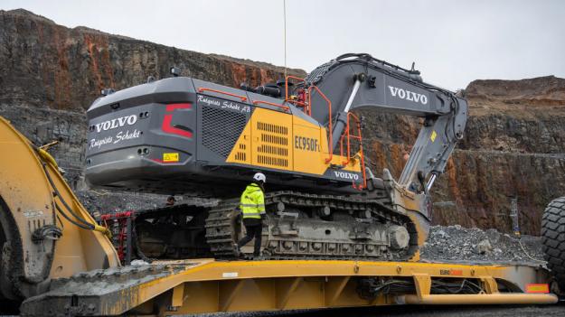 Rutqvists Schakts nya Volvo EC950F lastad på trailer för arbete i Aitiks koppardagbrott.