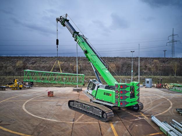 Modellen 6133 E är den största i SENNEBOGENs program av teleskopkranar. Den är utrustad med ett självmonteringssystem så att den kan monteras snabbt och utan behov av hjälpkran.