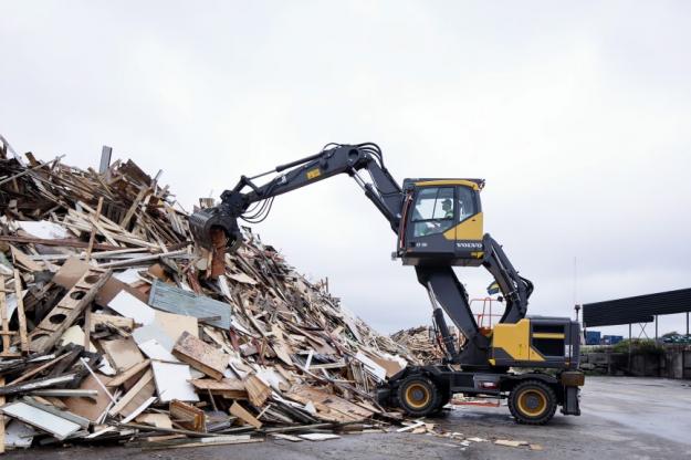 Den helt nya materialhanteraren Volvo EW200E MH jobbar sedan i maj på Månsemyr återvinningscentral som årligen tar emot drygt 50 000 ton avfall.