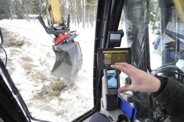 Funktionen, som kallas Automatic Grade Control, innebär att tiltvinkeln anpassas automatiskt efter modellen i grävsystemet och att föraren kan fokusera på höjden och rotationen.