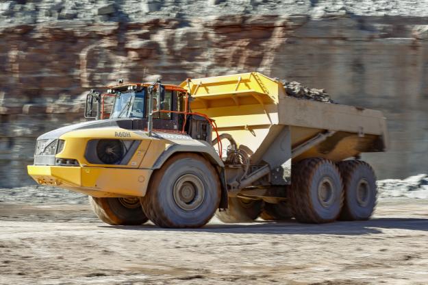 Cementa har ökat produktiviteten med cirka 30 procent när de bytte sina tipptruckar mot dumprar från Volvo CE.